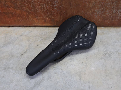 Sattel von Bontrager, BONTRAGER ARVADA PRO SATTEL SCHWARZ 270X138 MM vor USEDBIKES - OB.DE Hintergrund