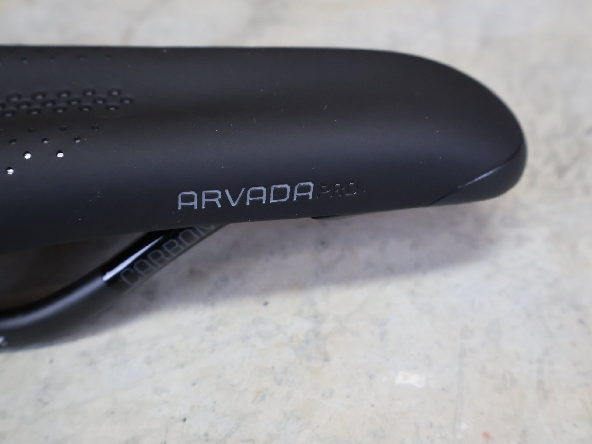 Sattel von Bontrager, BONTRAGER ARVADA PRO SATTEL SCHWARZ 270X138 MM vor USEDBIKES - OB.DE Hintergrund