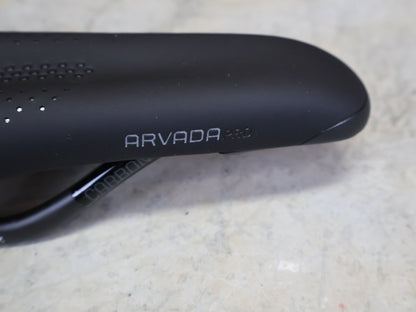 Sattel von Bontrager, BONTRAGER ARVADA PRO SATTEL SCHWARZ 270X138 MM vor USEDBIKES - OB.DE Hintergrund
