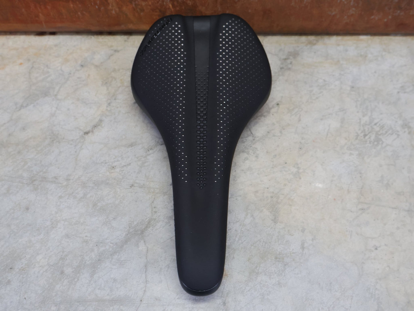 Sattel von Bontrager, BONTRAGER ARVADA PRO SATTEL SCHWARZ 270X138 MM vor USEDBIKES - OB.DE Hintergrund