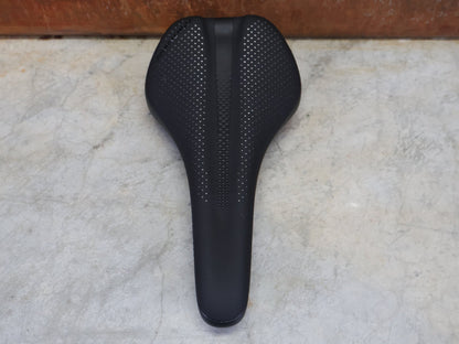 Sattel von Bontrager, BONTRAGER ARVADA PRO SATTEL SCHWARZ 270X138 MM vor USEDBIKES - OB.DE Hintergrund