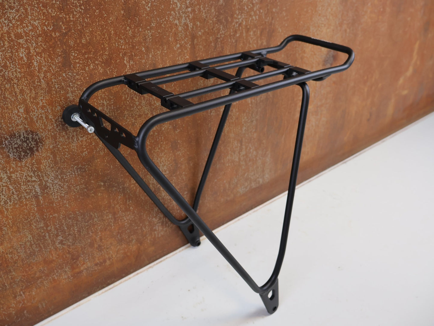 Schutzbleche, Gepäckträger & Körbe von Bontrager, BONTRAGER BACKRACK DISC MIK GEPÄCKTRÄGER XS-M oder M-XL / NUR 540G / BIS MAX 25KG vor USEDBIKES-OB.DE Hintergrund