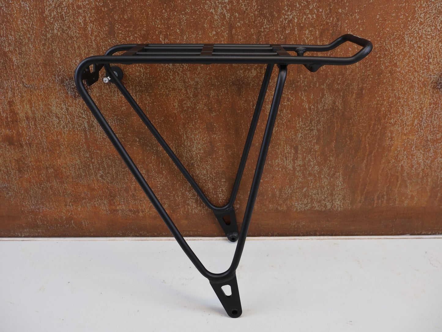 Schutzbleche, Gepäckträger & Körbe von Bontrager, BONTRAGER BACKRACK DISC MIK GEPÄCKTRÄGER XS-M oder M-XL / NUR 540G / BIS MAX 25KG vor USEDBIKES-OB.DE Hintergrund