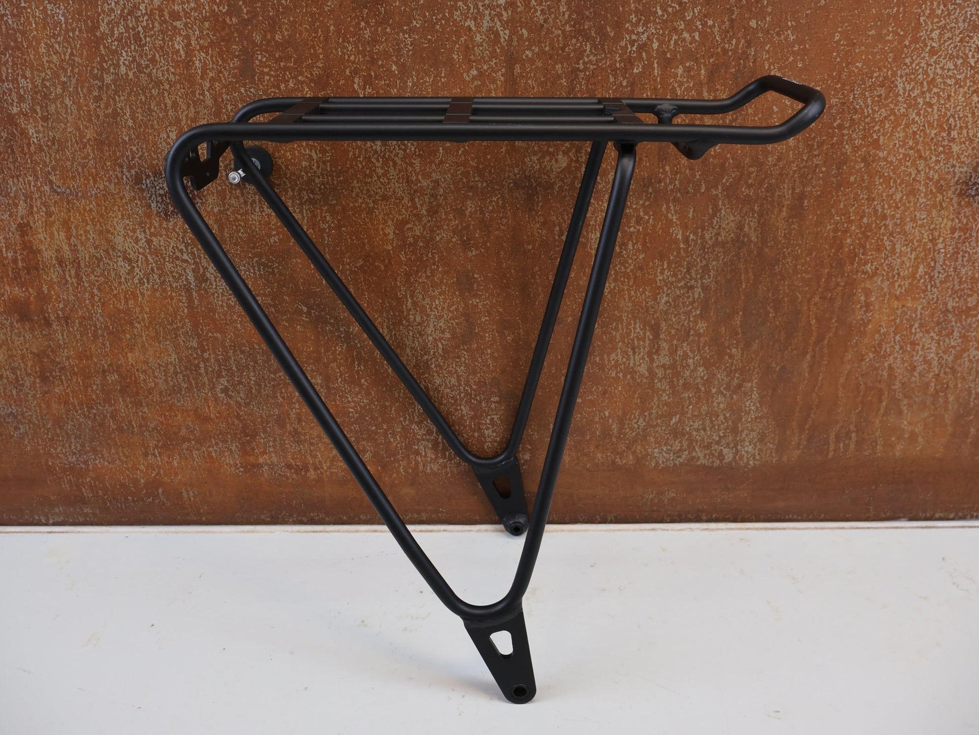 Schutzbleche, Gepäckträger & Körbe von Bontrager, BONTRAGER BACKRACK DISC MIK GEPÄCKTRÄGER XS-M oder M-XL / NUR 540G / BIS MAX 25KG vor USEDBIKES-OB.DE Hintergrund