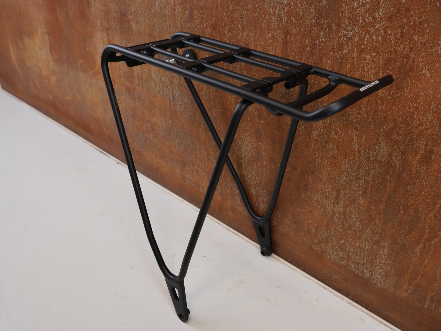 Schutzbleche, Gepäckträger & Körbe von Bontrager, BONTRAGER BACKRACK DISC MIK GEPÄCKTRÄGER XS-M oder M-XL / NUR 540G / BIS MAX 25KG vor USEDBIKES-OB.DE Hintergrund