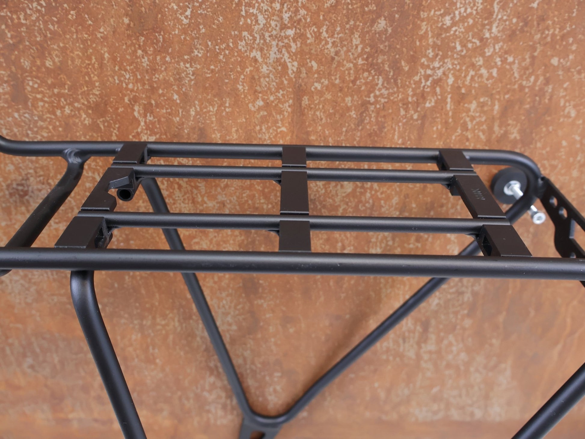 Schutzbleche, Gepäckträger & Körbe von Bontrager, BONTRAGER BACKRACK DISC MIK GEPÄCKTRÄGER XS-M oder M-XL / NUR 540G / BIS MAX 25KG vor USEDBIKES-OB.DE Hintergrund