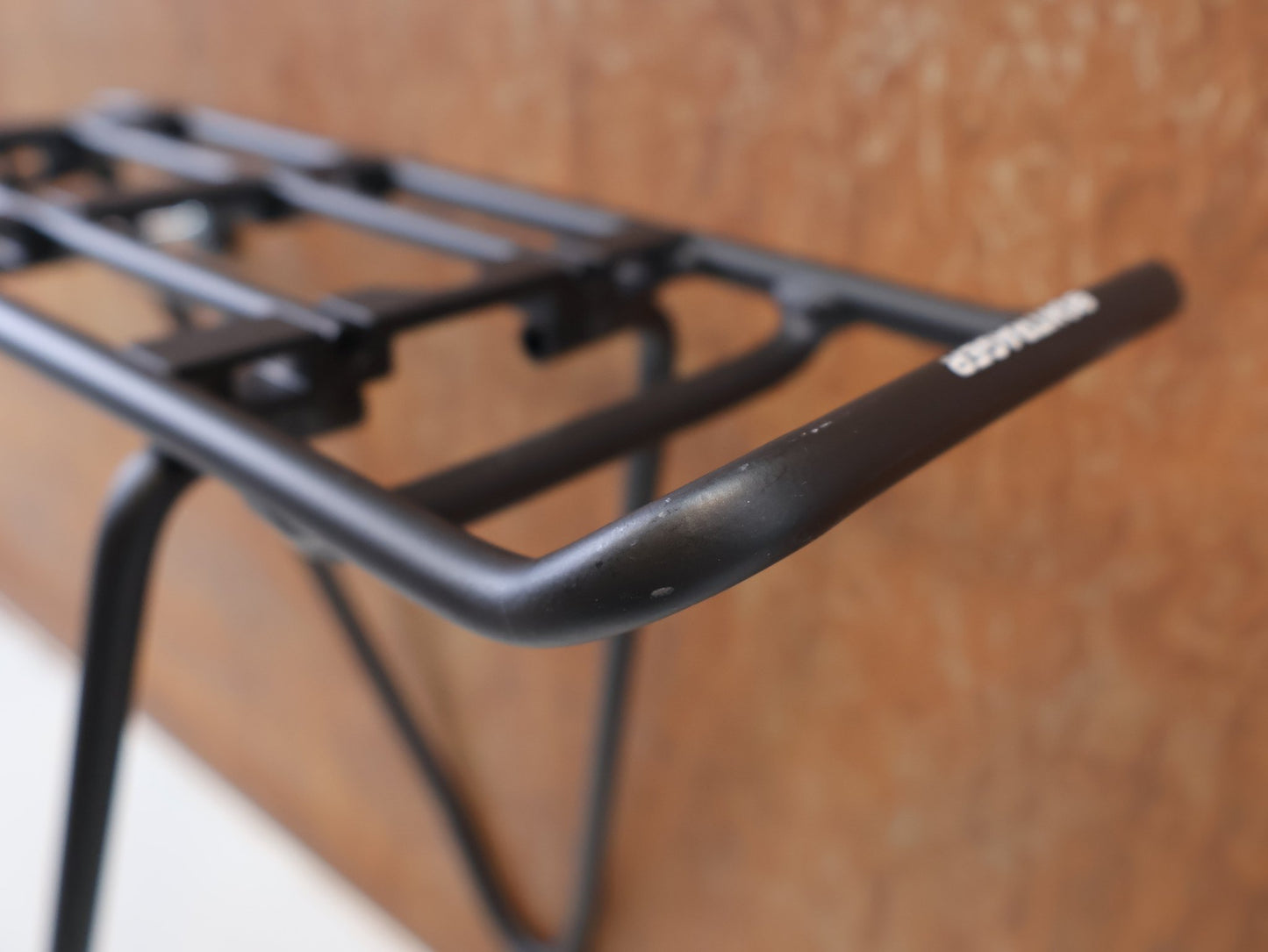 Schutzbleche, Gepäckträger & Körbe von Bontrager, BONTRAGER BACKRACK DISC MIK GEPÄCKTRÄGER XS-M oder M-XL / NUR 540G / BIS MAX 25KG vor USEDBIKES-OB.DE Hintergrund
