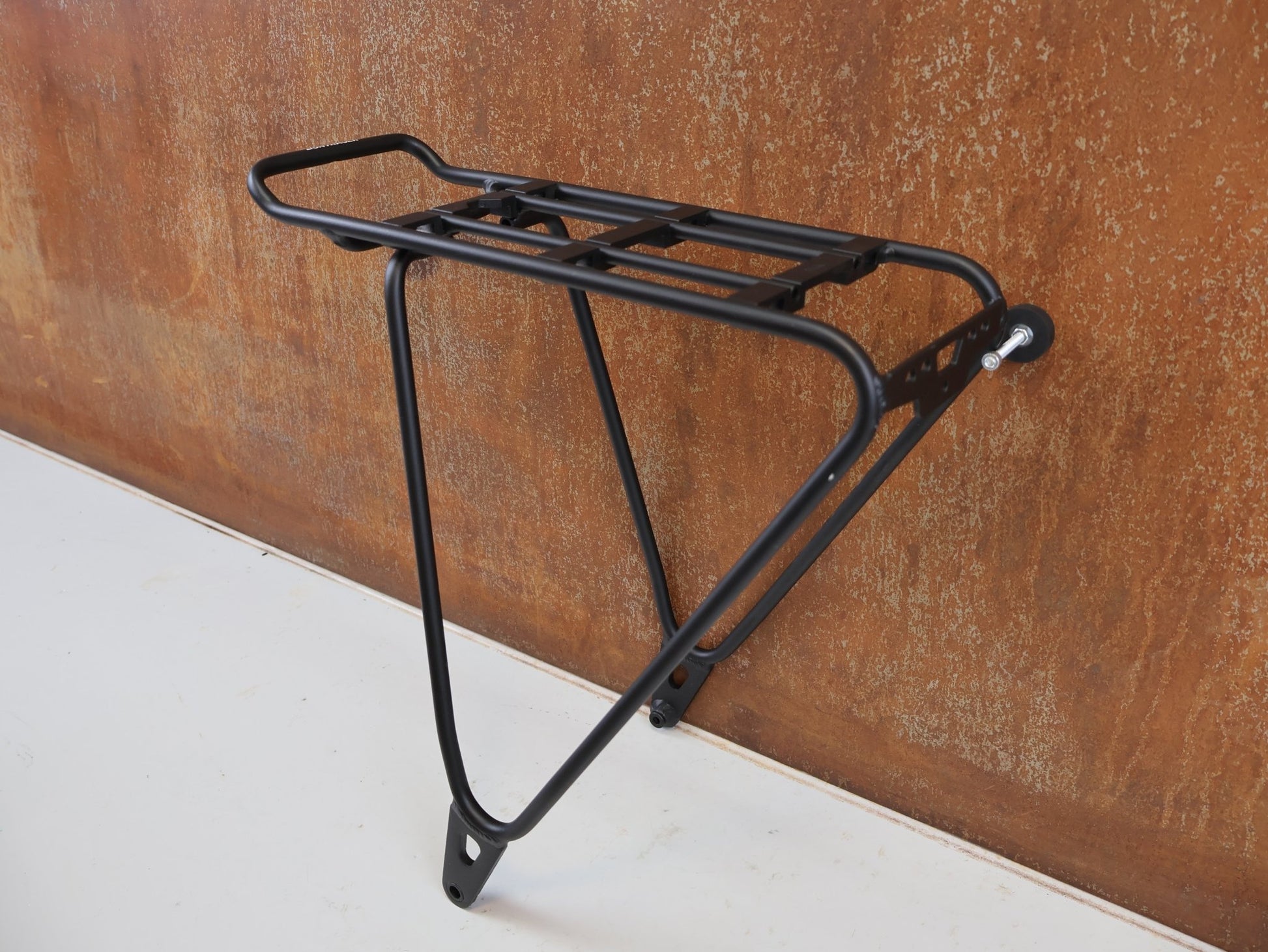Schutzbleche, Gepäckträger & Körbe von Bontrager, BONTRAGER BACKRACK DISC MIK GEPÄCKTRÄGER XS-M oder M-XL / NUR 540G / BIS MAX 25KG vor USEDBIKES-OB.DE Hintergrund