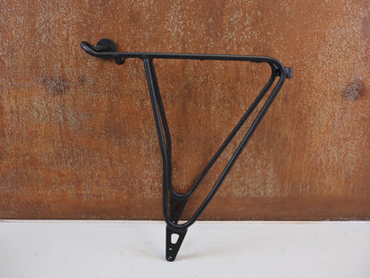 Schutzbleche, Gepäckträger & Körbe von Bontrager, BONTRAGER BACKRACK LIGHTWEIGHT MIK GEPÄCKTRÄGER SCHWARZ OHNE MONTAGEMATERIAL vor USEDBIKES-OB.DE Hintergrund