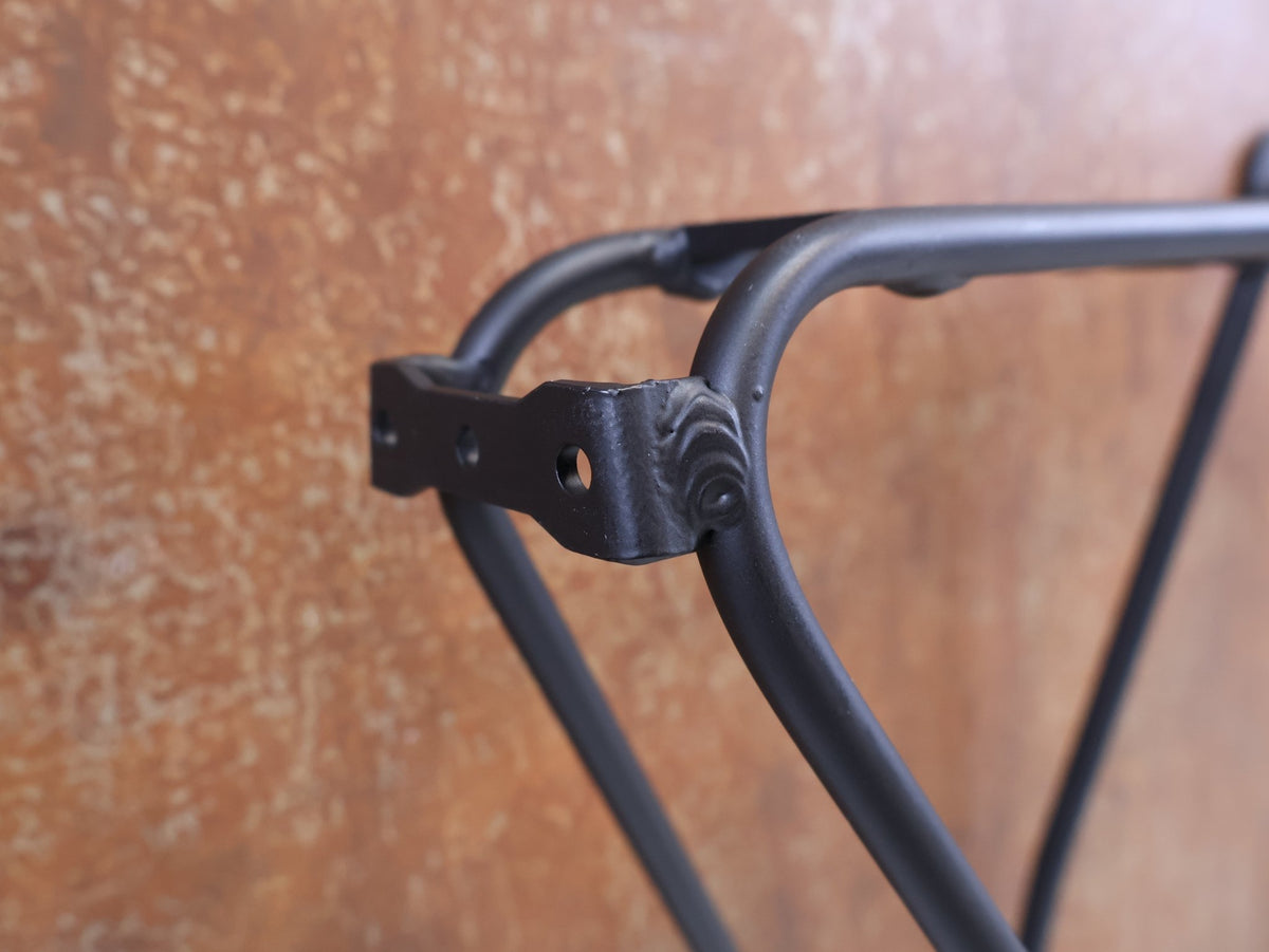 Schutzbleche, Gepäckträger & Körbe von Bontrager, BONTRAGER BACKRACK LIGHTWEIGHT MIK GEPÄCKTRÄGER SCHWARZ OHNE MONTAGEMATERIAL vor USEDBIKES-OB.DE Hintergrund