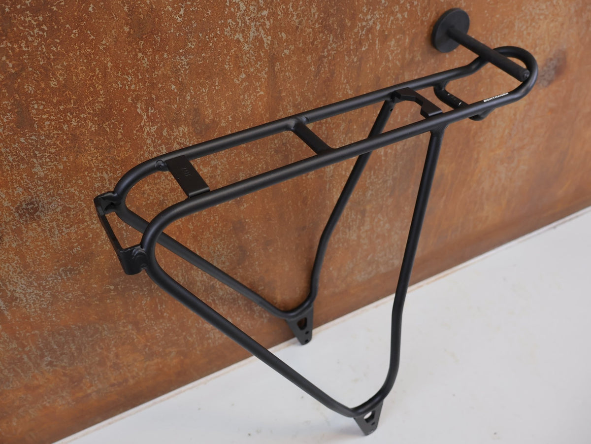 Schutzbleche, Gepäckträger & Körbe von Bontrager, BONTRAGER BACKRACK LIGHTWEIGHT MIK GEPÄCKTRÄGER SCHWARZ OHNE MONTAGEMATERIAL vor USEDBIKES-OB.DE Hintergrund