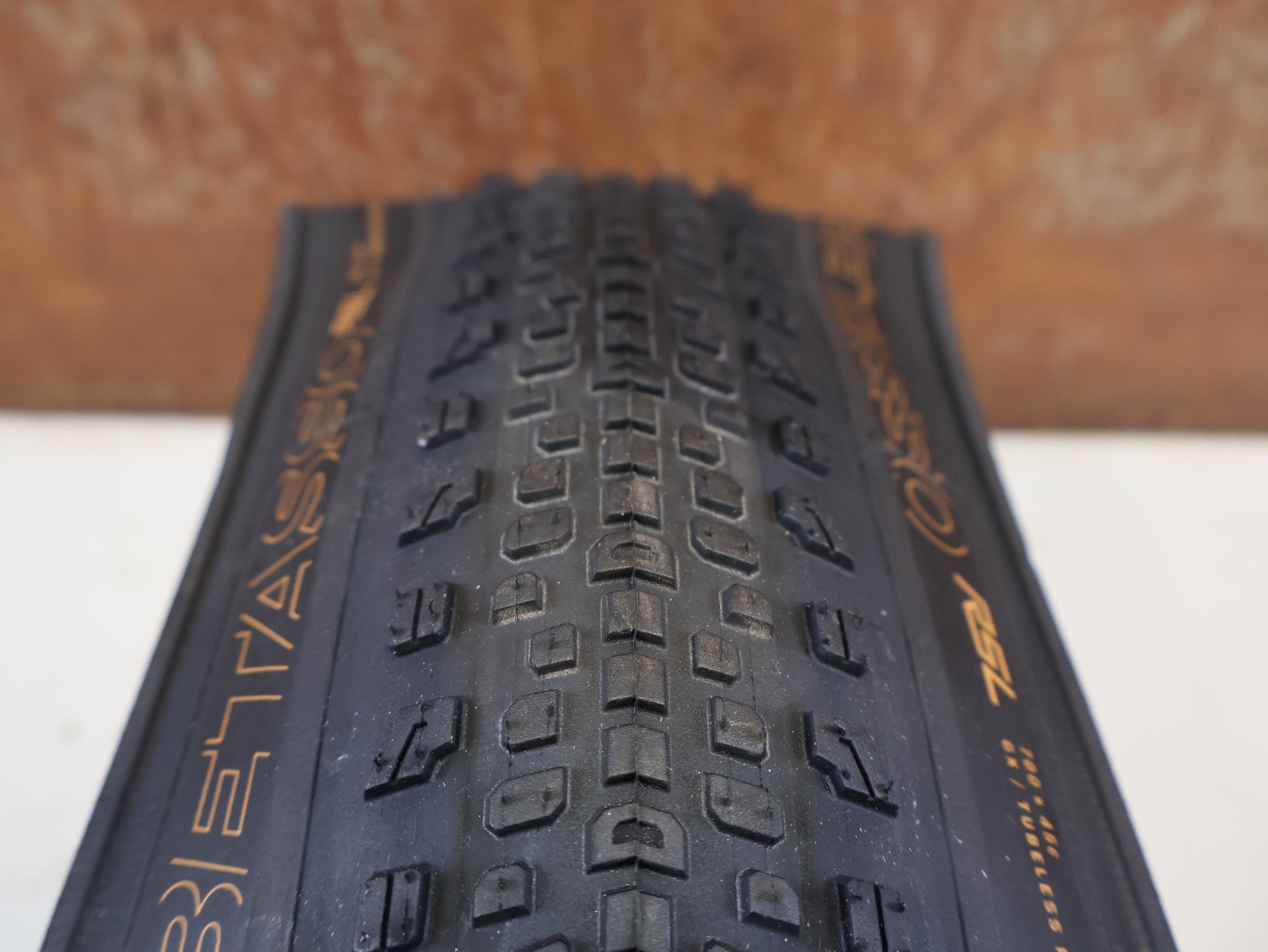 Reifen von Bontrager, BONTRAGER BETASSO RSL GX TLR GRAVELREIFEN 700C X 45 MM ORIGINALVERPACKT vor USEDBIKES-OB.DE Hintergrund