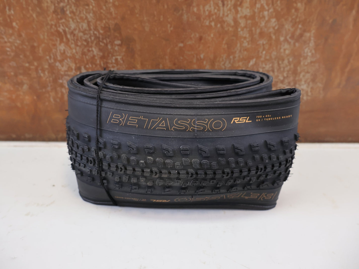 Reifen von Bontrager, BONTRAGER BETASSO RSL GX TLR GRAVELREIFEN 700C X 45 MM ORIGINALVERPACKT vor USEDBIKES-OB.DE Hintergrund