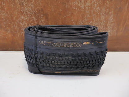 Reifen von Bontrager, BONTRAGER BETASSO RSL GX TLR GRAVELREIFEN 700C X 45 MM ORIGINALVERPACKT vor USEDBIKES-OB.DE Hintergrund