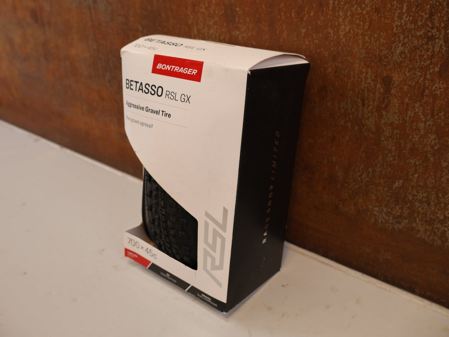 Reifen von Bontrager, BONTRAGER BETASSO RSL GX TLR GRAVELREIFEN 700C X 45 MM ORIGINALVERPACKT vor USEDBIKES-OB.DE Hintergrund