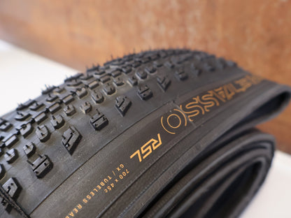 Reifen von Bontrager, BONTRAGER BETASSO RSL GX TLR GRAVELREIFEN 700C X 45 MM ORIGINALVERPACKT vor USEDBIKES-OB.DE Hintergrund