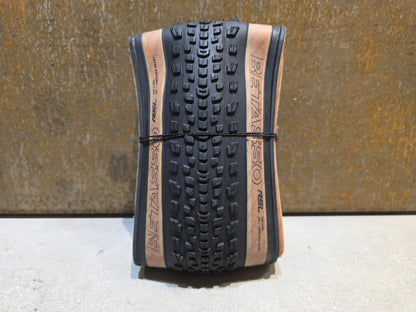 Reifen von Bontrager, BONTRAGER BETASSO RSL GX TLR GRAVELREIFEN 700C X 45MM in variant_title vor USEDBIKES - OB.DE Hintergrund