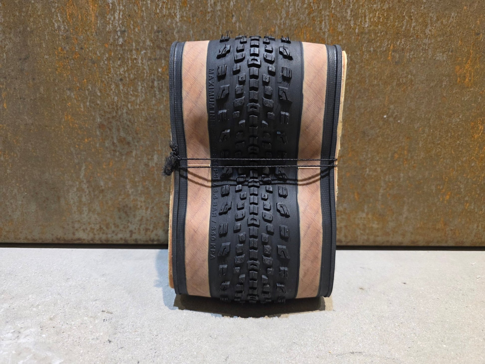 Reifen von Bontrager, BONTRAGER BETASSO RSL GX TLR GRAVELREIFEN 700C X 45MM in variant_title vor USEDBIKES - OB.DE Hintergrund