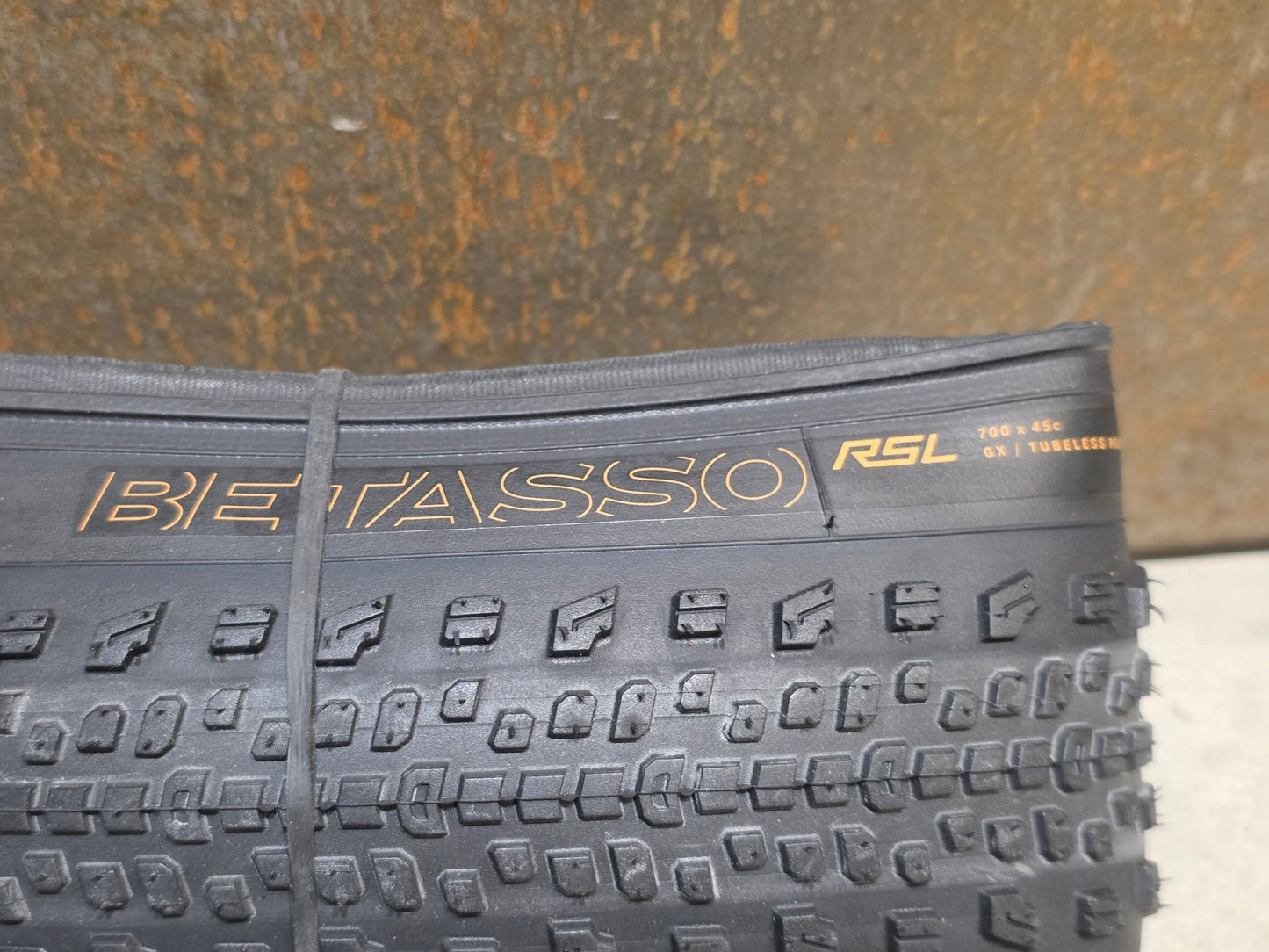 Reifen von Bontrager, BONTRAGER BETASSO RSL GX TLR GRAVELREIFEN 700C X 45MM vor USEDBIKES - OB.DE Hintergrund