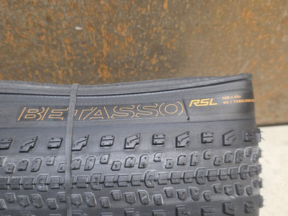 Reifen von Bontrager, BONTRAGER BETASSO RSL GX TLR GRAVELREIFEN 700C X 45MM vor USEDBIKES - OB.DE Hintergrund