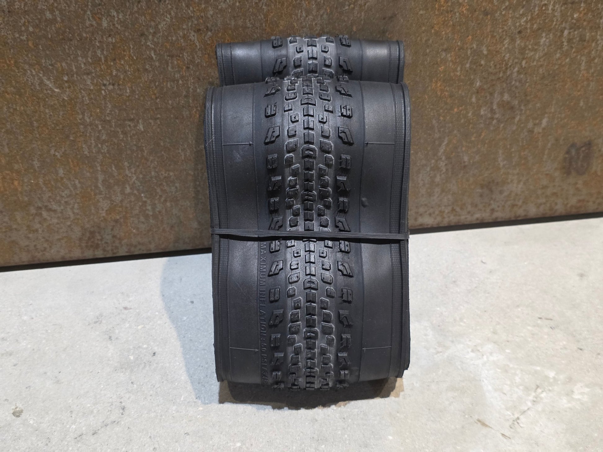 Reifen von Bontrager, BONTRAGER BETASSO RSL GX TLR GRAVELREIFEN 700C X 45MM vor USEDBIKES - OB.DE Hintergrund