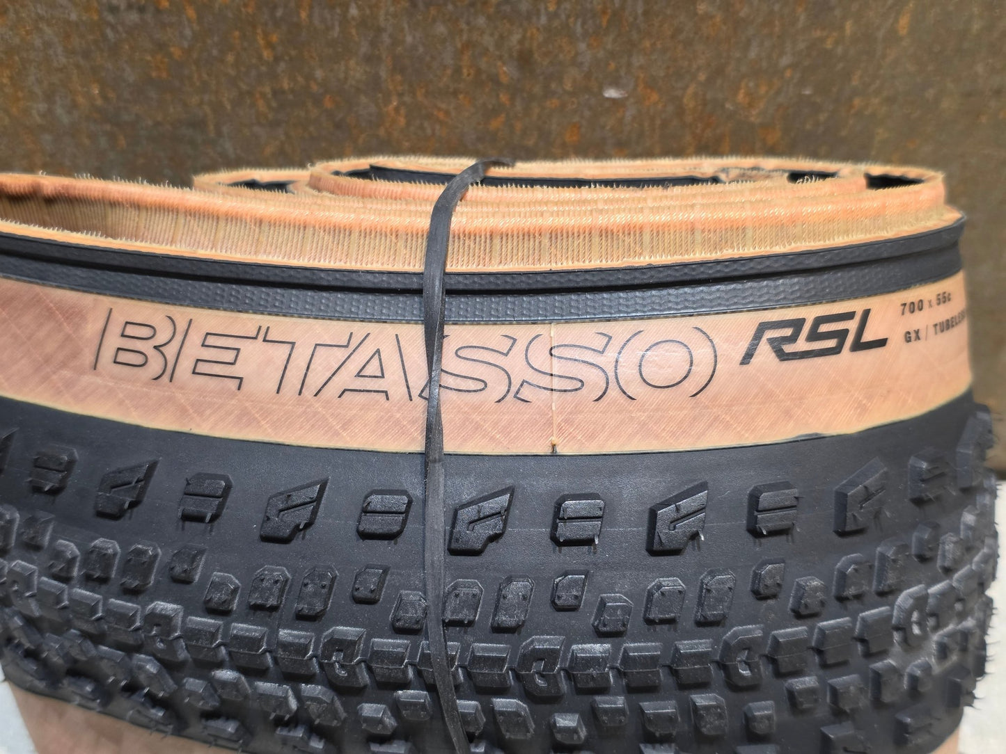 Reifen von Bontrager, BONTRAGER BETASSO RSL GX TLR GRAVELREIFEN / TANWALL / 700C X 55MM vor USEDBIKES - OB.DE Hintergrund