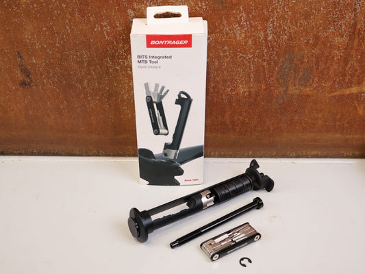 Luftpumpen & Werkzeug von Bontrager, BONTRAGER BITS INTEGRATED MTB TOOL WERKZEUG GABELSCHAFT vor USEDBIKES-OB.DE Hintergrund