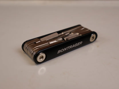 Luftpumpen & Werkzeug von Bontrager, BONTRAGER BITS INTEGRATED MTB TOOL WERKZEUG GABELSCHAFT vor USEDBIKES-OB.DE Hintergrund