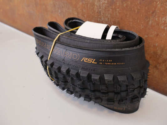 Reifen von Bontrager, BONTRAGER BREVARD RSL SE TLR / 27.5" X 2.5" / MTB - REIFEN / TRIPLE COMPOUND / 1255G vor USEDBIKES - OB.DE Hintergrund
