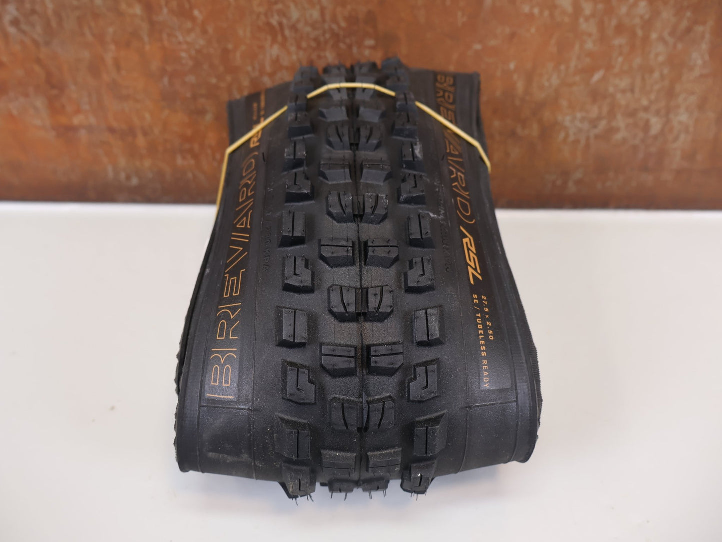 Reifen von Bontrager, BONTRAGER BREVARD RSL SE TLR / 27.5" X 2.5" / MTB - REIFEN / TRIPLE COMPOUND / 1255G vor USEDBIKES - OB.DE Hintergrund