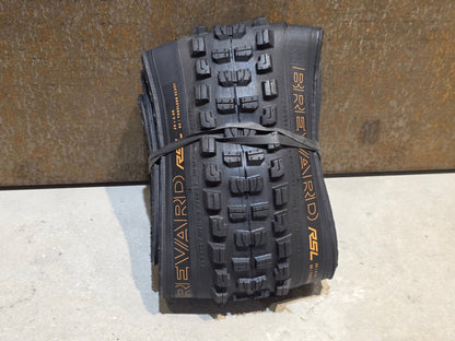Reifen von Bontrager, BONTRAGER BREVARD RSL SE TLR MOUNTAINBIKE REIFEN 29X2.50 vor USEDBIKES - OB.DE Hintergrund