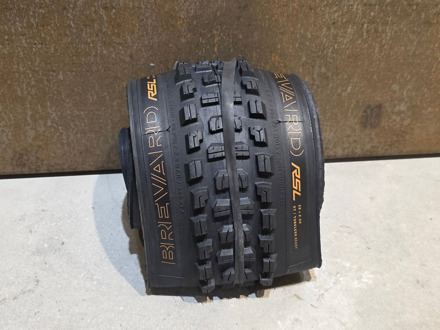 Reifen von Bontrager, BONTRAGER BREVARD RSL XT TLR MOUNTAINBIKE REIFEN 29X2.50 vor USEDBIKES - OB.DE Hintergrund