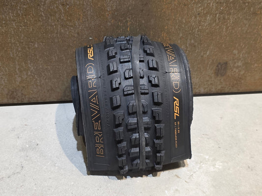 Reifen von Bontrager, BONTRAGER BREVARD RSL XT TLR MOUNTAINBIKE REIFEN 29X2.50 vor USEDBIKES - OB.DE Hintergrund