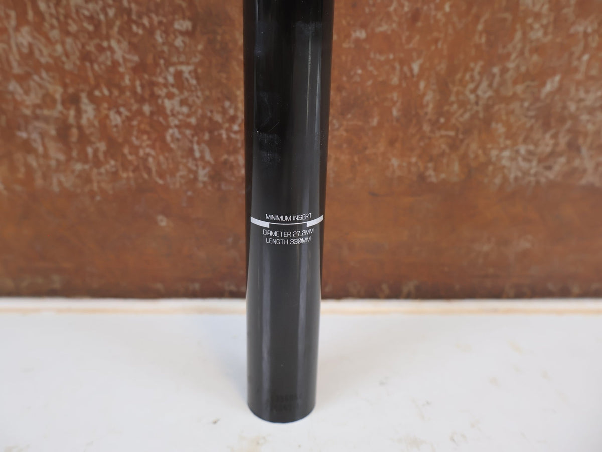 Sattelstütze von Trek, BONTRAGER CARBON SATTELSTÜTZE 27.2 X 330MM 8MM OFFSET UD GLANZ vor USEDBIKES-OB.DE Hintergrund