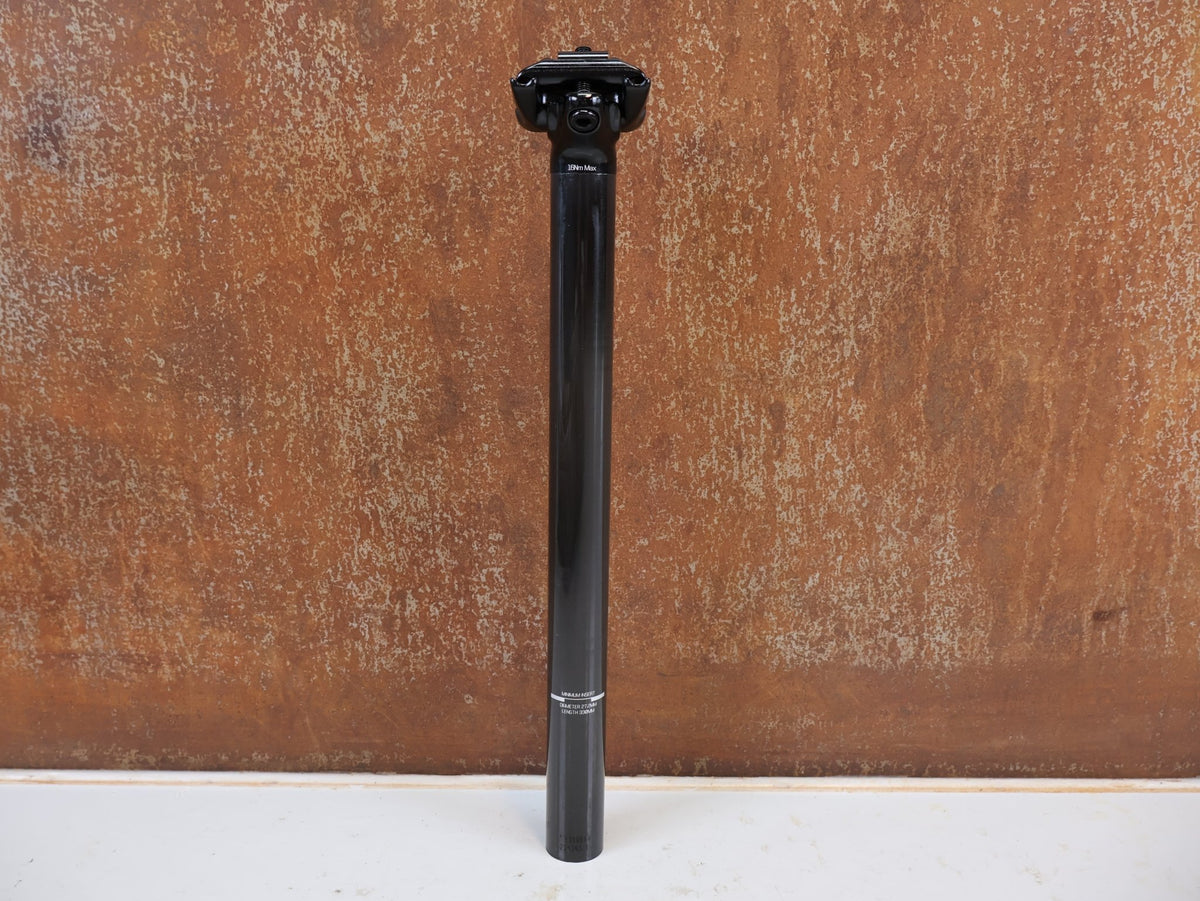 Sattelstütze von Trek, BONTRAGER CARBON SATTELSTÜTZE 27.2 X 330MM 8MM OFFSET UD GLANZ vor USEDBIKES-OB.DE Hintergrund