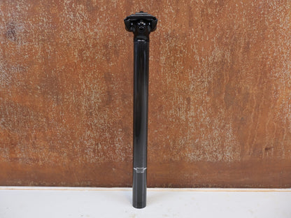 Sattelstütze von Trek, BONTRAGER CARBON SATTELSTÜTZE 27.2 X 330MM 8MM OFFSET UD GLANZ vor USEDBIKES-OB.DE Hintergrund