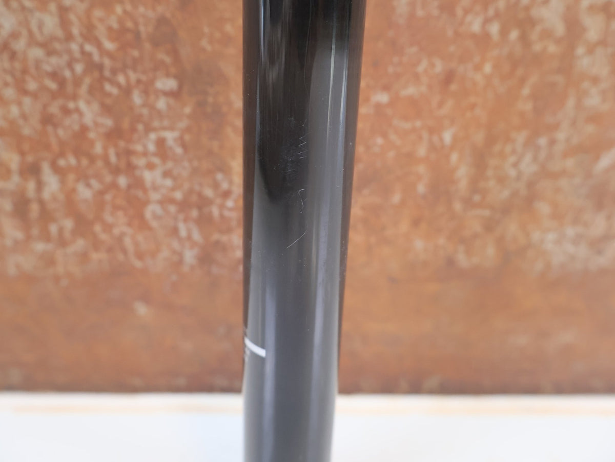 Sattelstütze von Trek, BONTRAGER CARBON SATTELSTÜTZE 27.2 X 330MM 8MM OFFSET UD GLANZ vor USEDBIKES-OB.DE Hintergrund