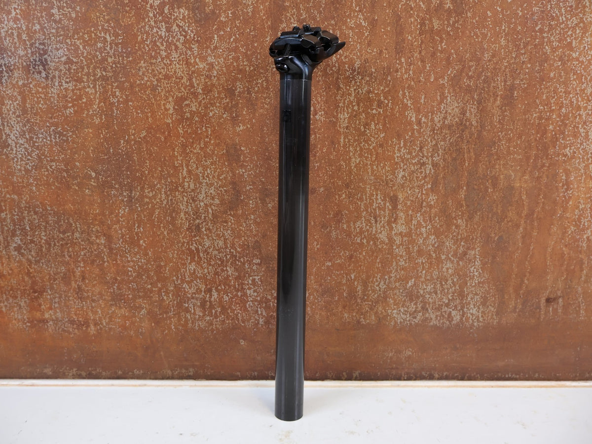 Sattelstütze von Trek, BONTRAGER CARBON SATTELSTÜTZE 27.2 X 330MM 8MM OFFSET UD GLANZ vor USEDBIKES-OB.DE Hintergrund