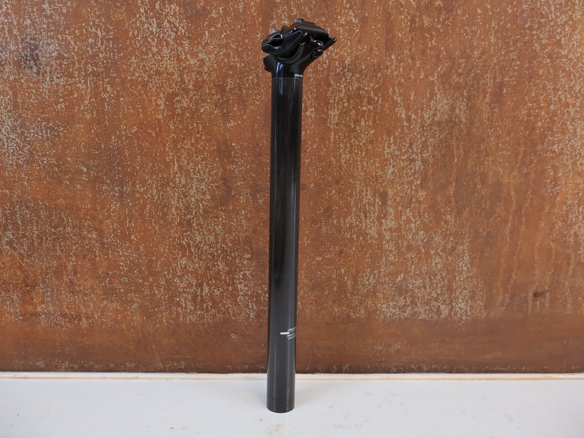 Sattelstütze von Trek, BONTRAGER CARBON SATTELSTÜTZE 27.2 X 330MM 8MM OFFSET UD GLANZ vor USEDBIKES-OB.DE Hintergrund