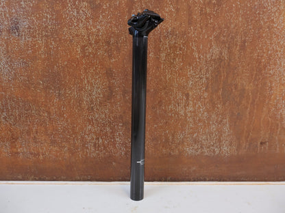 Sattelstütze von Trek, BONTRAGER CARBON SATTELSTÜTZE 27.2 X 330MM 8MM OFFSET UD GLANZ vor USEDBIKES-OB.DE Hintergrund