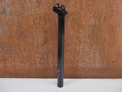 Sattelstütze von Trek, BONTRAGER CARBON SATTELSTÜTZE 27.2 X 330MM 8MM OFFSET UD GLANZ vor USEDBIKES-OB.DE Hintergrund