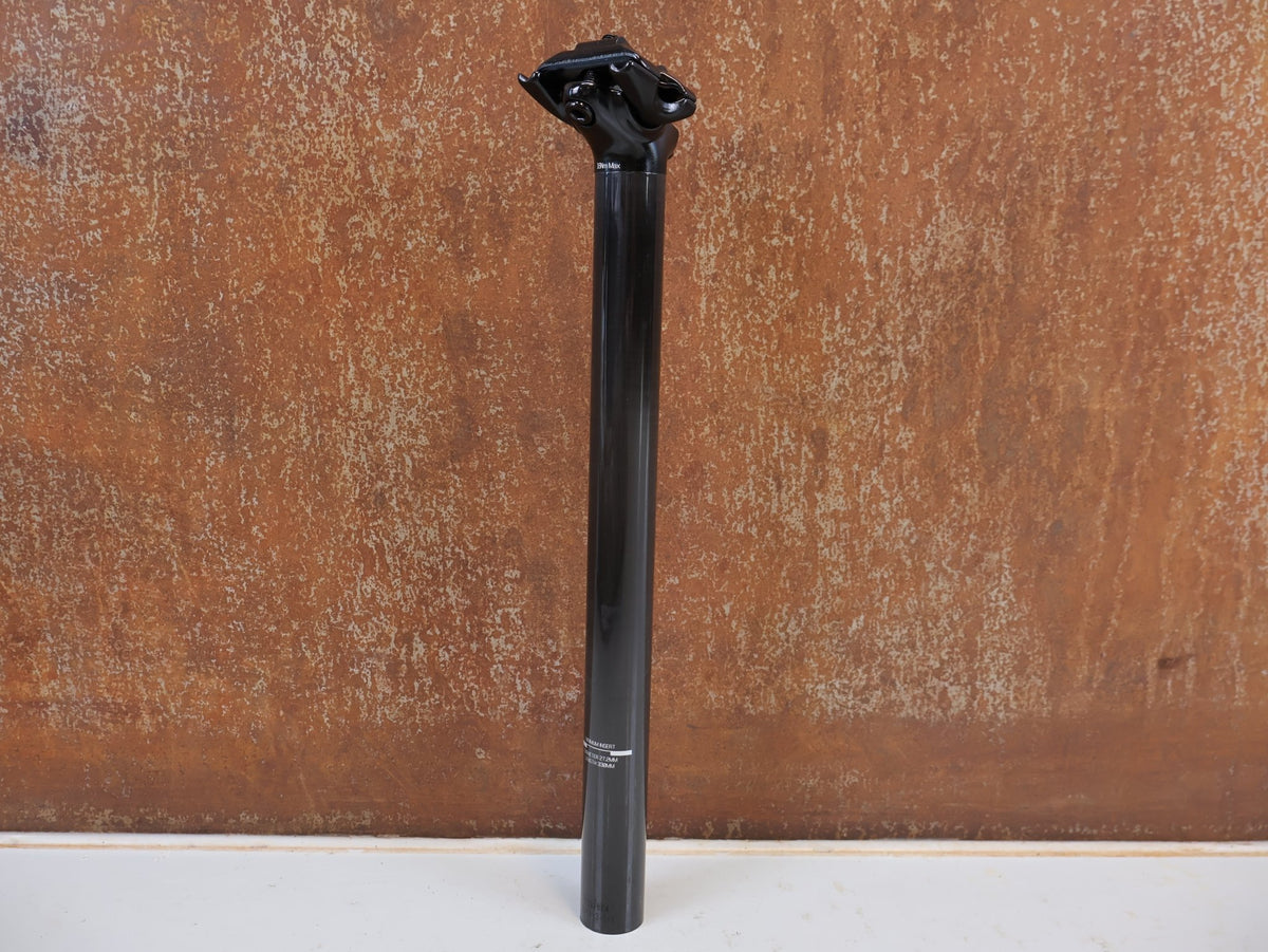 Sattelstütze von Trek, BONTRAGER CARBON SATTELSTÜTZE 27.2 X 330MM 8MM OFFSET UD GLANZ vor USEDBIKES-OB.DE Hintergrund