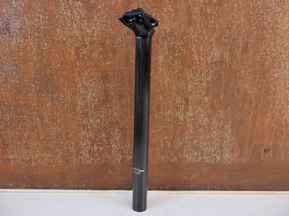 Sattelstütze von Trek, BONTRAGER CARBON SATTELSTÜTZE 27.2 X 330MM 8MM OFFSET UD GLANZ vor USEDBIKES-OB.DE Hintergrund