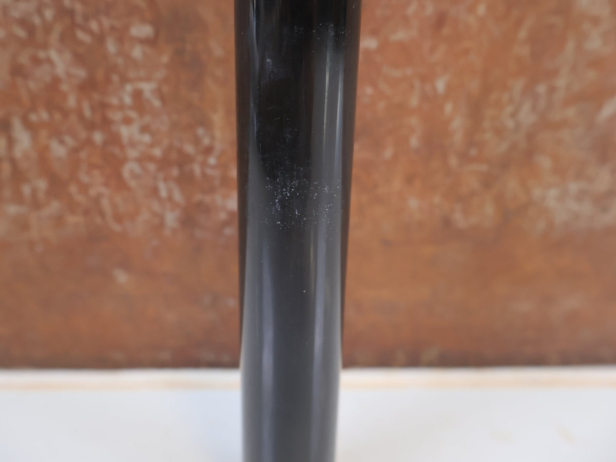 Sattelstütze von Trek, BONTRAGER CARBON SATTELSTÜTZE 27.2 X 330MM 8MM OFFSET UD GLANZ vor USEDBIKES-OB.DE Hintergrund