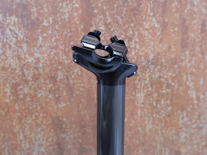 Sattelstütze von Trek, BONTRAGER CARBON SATTELSTÜTZE 27.2 X 330MM 8MM OFFSET UD GLANZ vor USEDBIKES-OB.DE Hintergrund