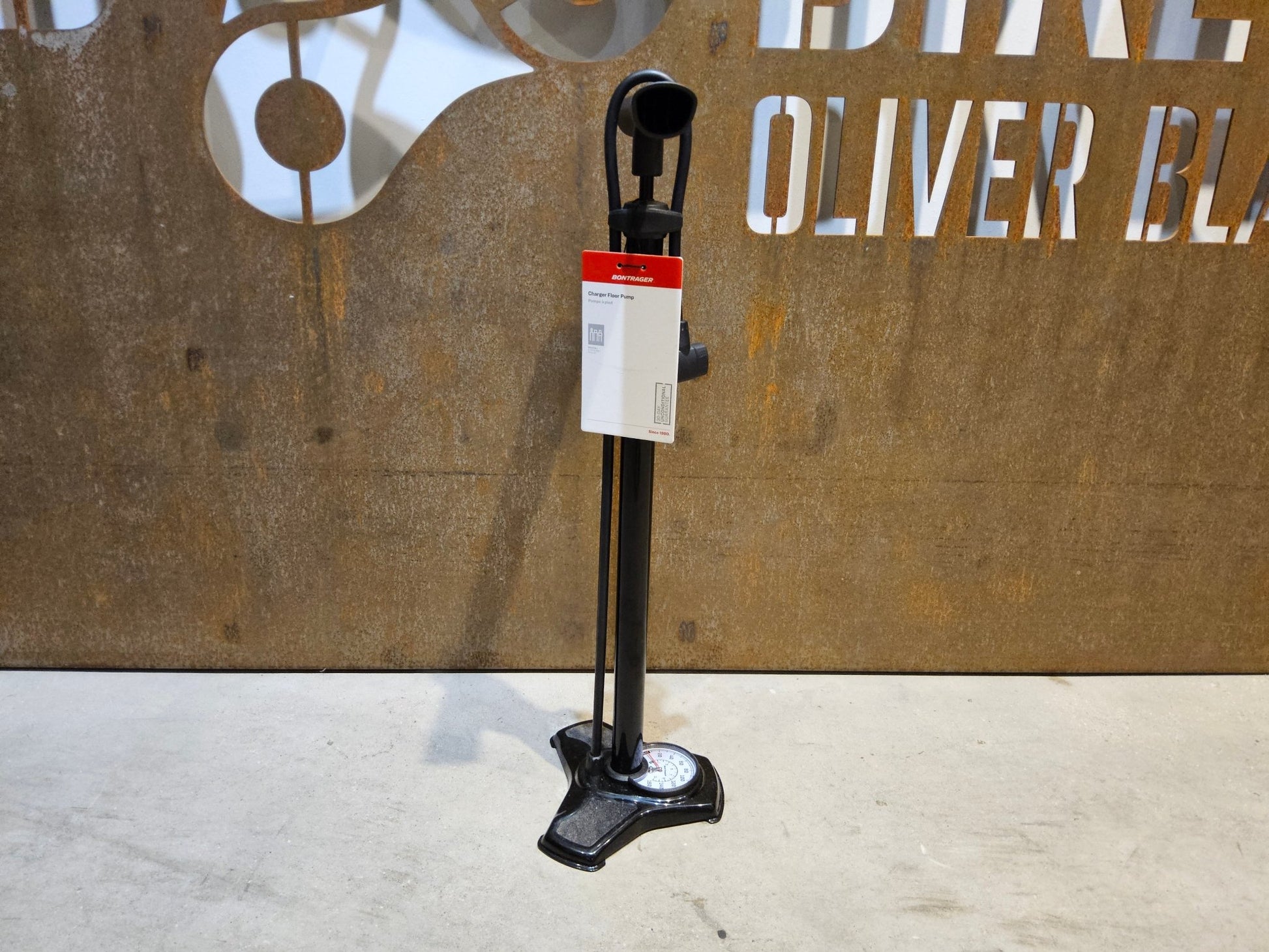 Luftpumpen & Werkzeug von Bontrager, BONTRAGER CHARGER STANDPUMPE vor USEDBIKES - OB.DE Hintergrund