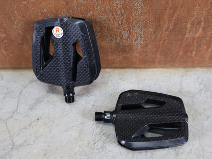 Pedale von Bontrager, BONTRAGER CITY PEDALSET / PLATTFORMPEDALE – 9/16" – CRMO - ACHSE – MIT REFLEKTOREN vor USEDBIKES - OB.DE Hintergrund