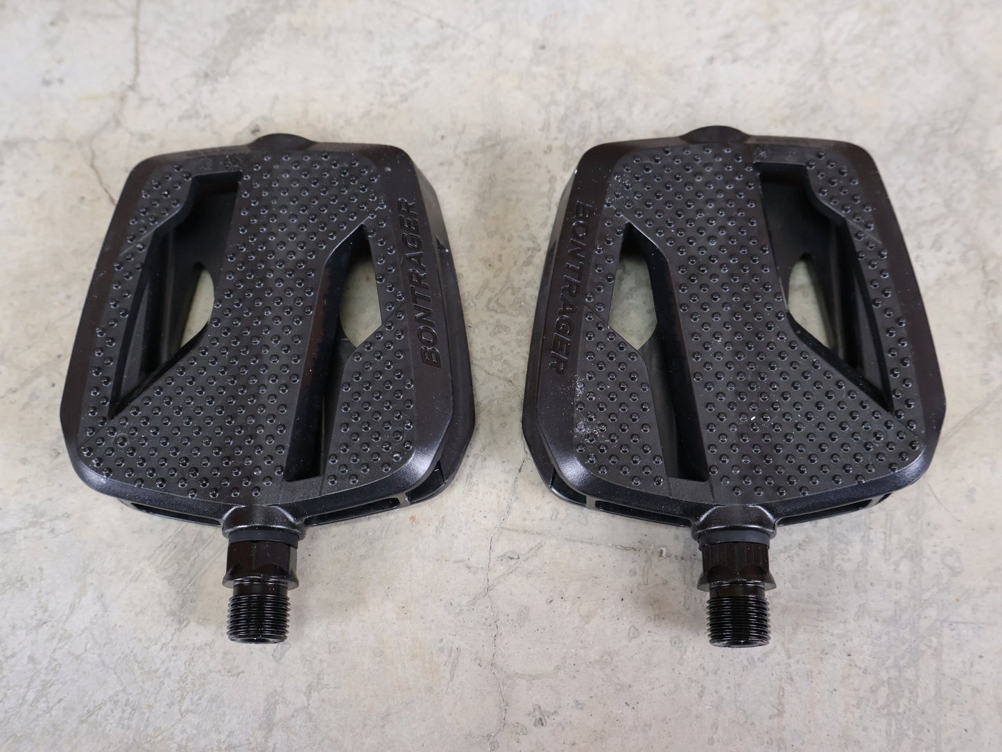 Pedale von Bontrager, BONTRAGER CITY PEDALSET / PLATTFORMPEDALE – 9/16" – CRMO - ACHSE – MIT REFLEKTOREN vor USEDBIKES - OB.DE Hintergrund