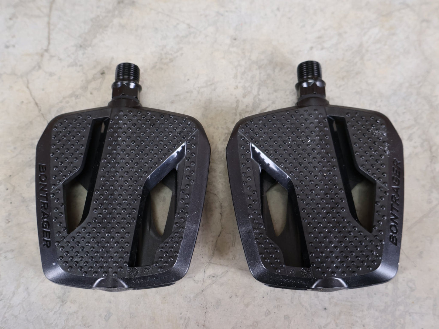 Pedale von Bontrager, BONTRAGER CITY PEDALSET / PLATTFORMPEDALE – 9/16" – CRMO - ACHSE – MIT REFLEKTOREN vor USEDBIKES - OB.DE Hintergrund