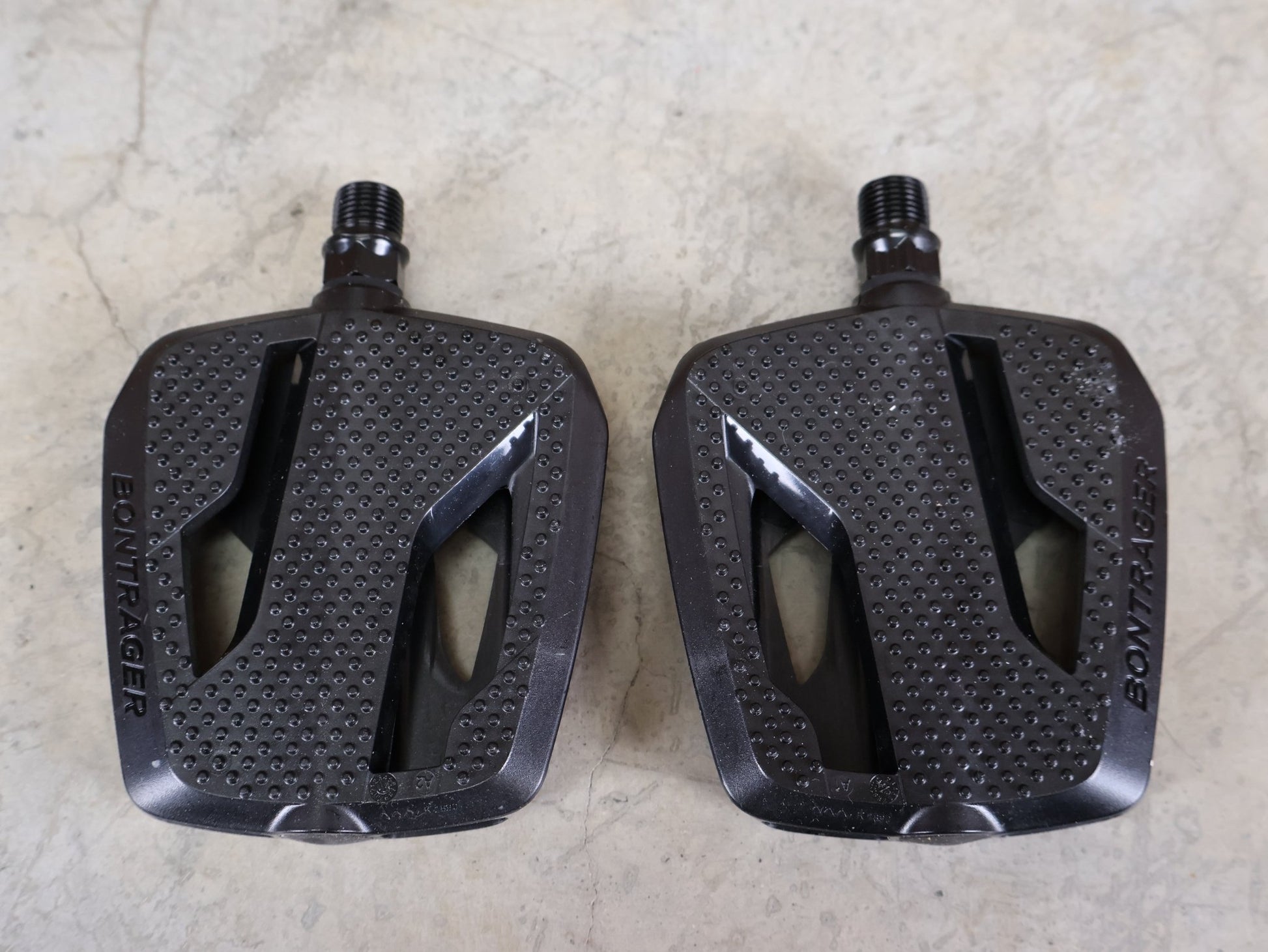 Pedale von Bontrager, BONTRAGER CITY PEDALSET / PLATTFORMPEDALE – 9/16" – CRMO - ACHSE – MIT REFLEKTOREN vor USEDBIKES - OB.DE Hintergrund